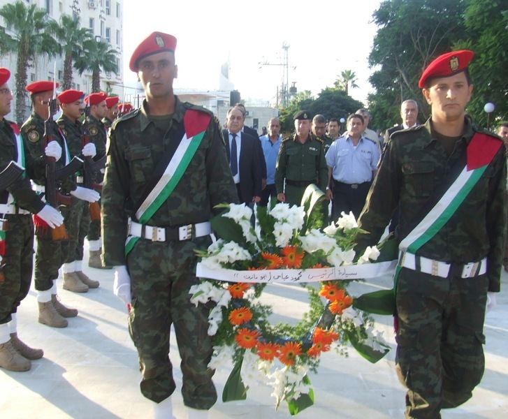 محافظ محافظة جنين وقائد المنطقة وقادة المؤسسة الأمنية يضعون أكاليل من الزهور على صرح الشهيد بمناسبة عيد الأضحى المبارك